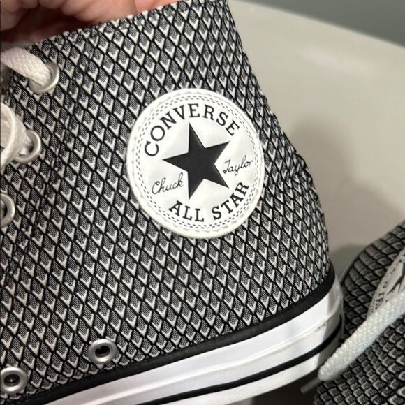 Converse Black and White Patterned High-Tops Size 8 women - Picture 2 of 11